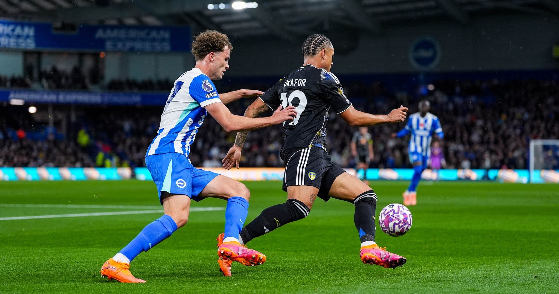 Jugador de Leeds driblando a defensor de Brighton