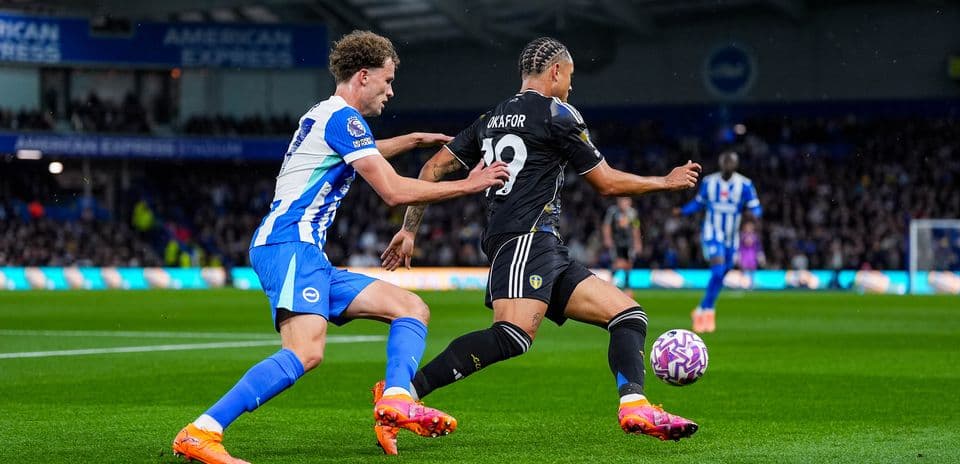 Jugador de Leeds driblando a defensor de Brighton