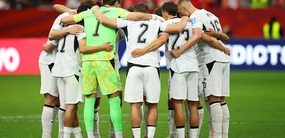 Equipo en círculo durante el calentamiento previo al partido