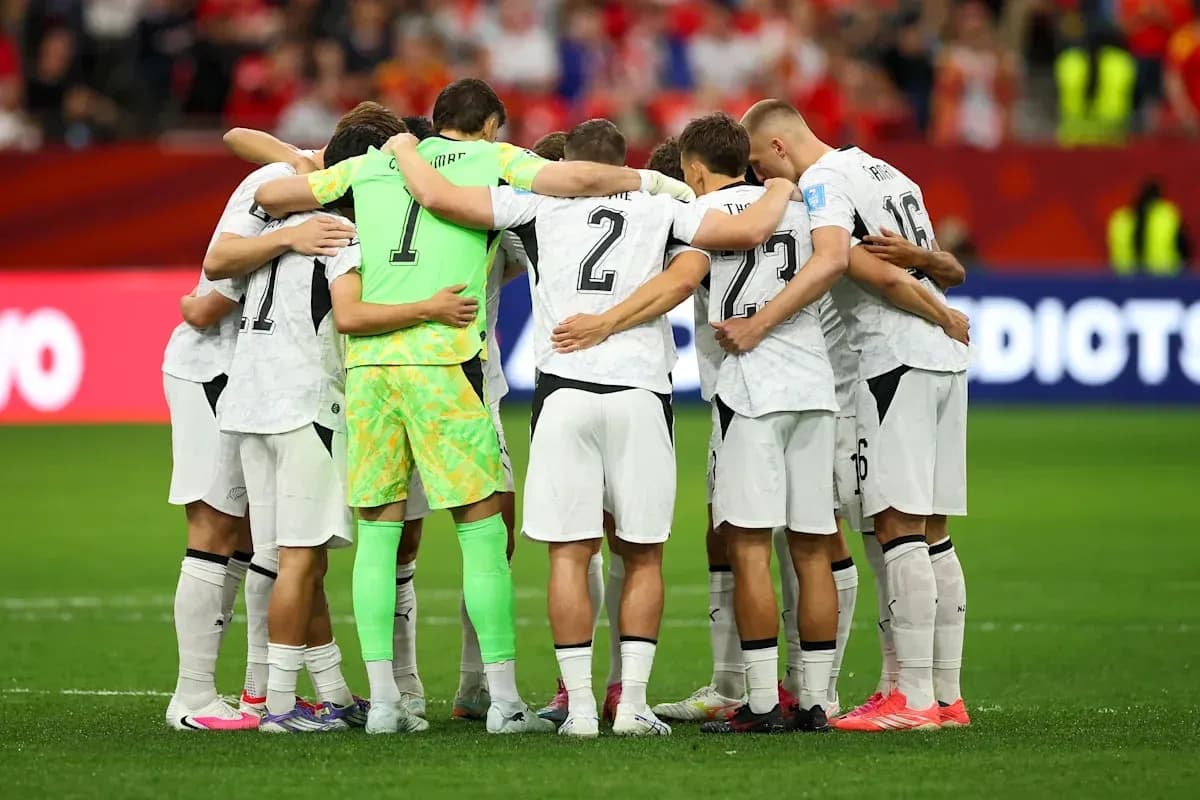 Equipo en círculo durante el calentamiento previo al partido