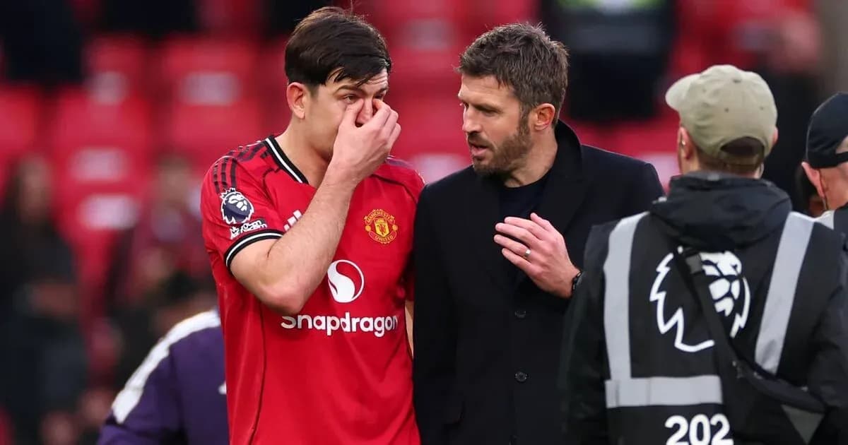 Jugador de Manchester United hablando con entrenador tras el partido