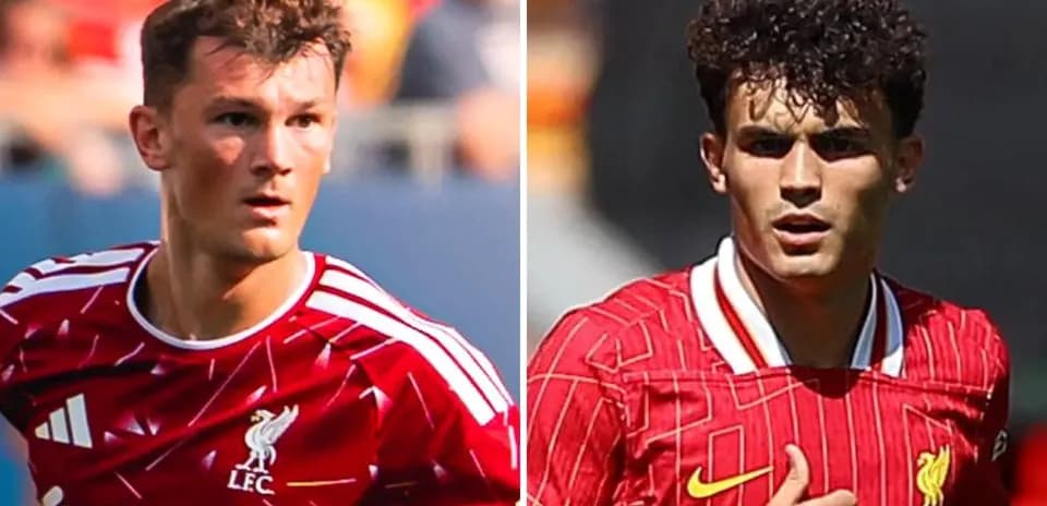 Dos jugadores de Liverpool en camisetas rojas durante el partido