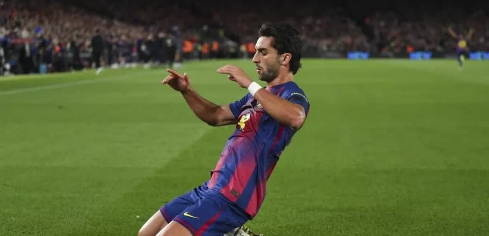 Jugador celebrando un gol en el campo de fútbol