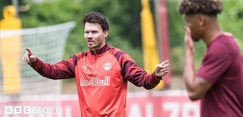 Entrenador dirigiendo a jugador durante entrenamiento
