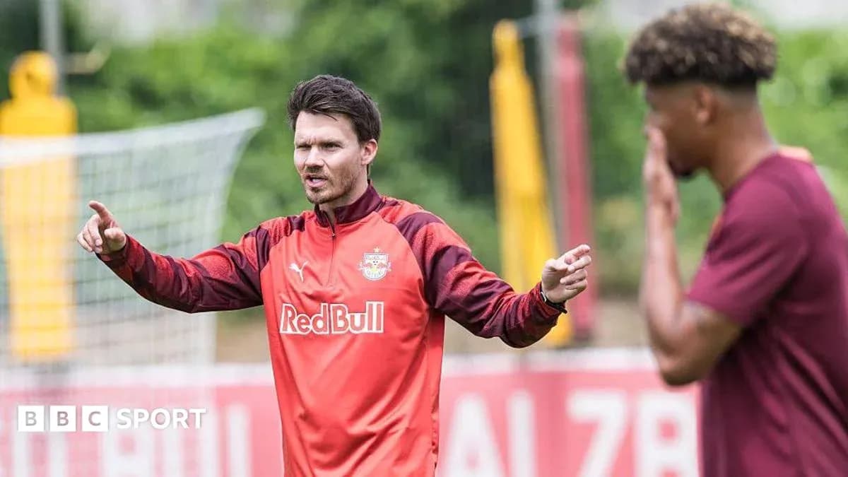 Entrenador dirigiendo a jugador durante entrenamiento