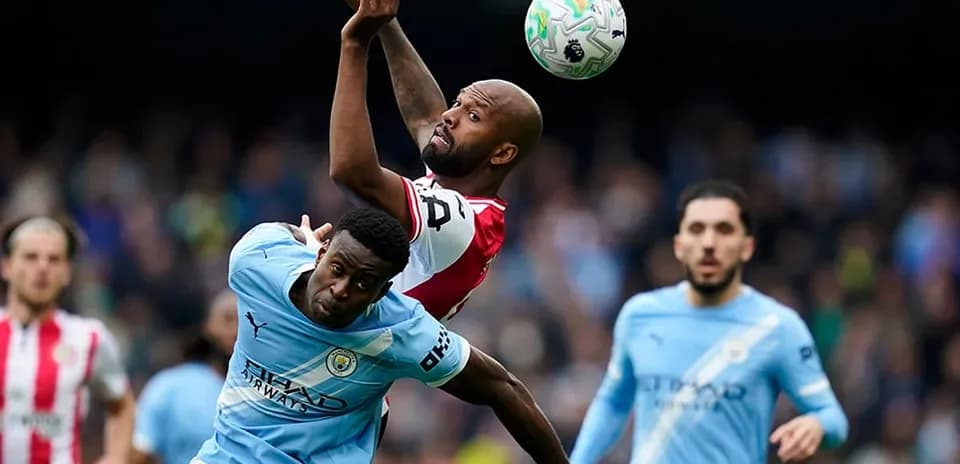 Jugador de Manchester City compitiendo por el balón