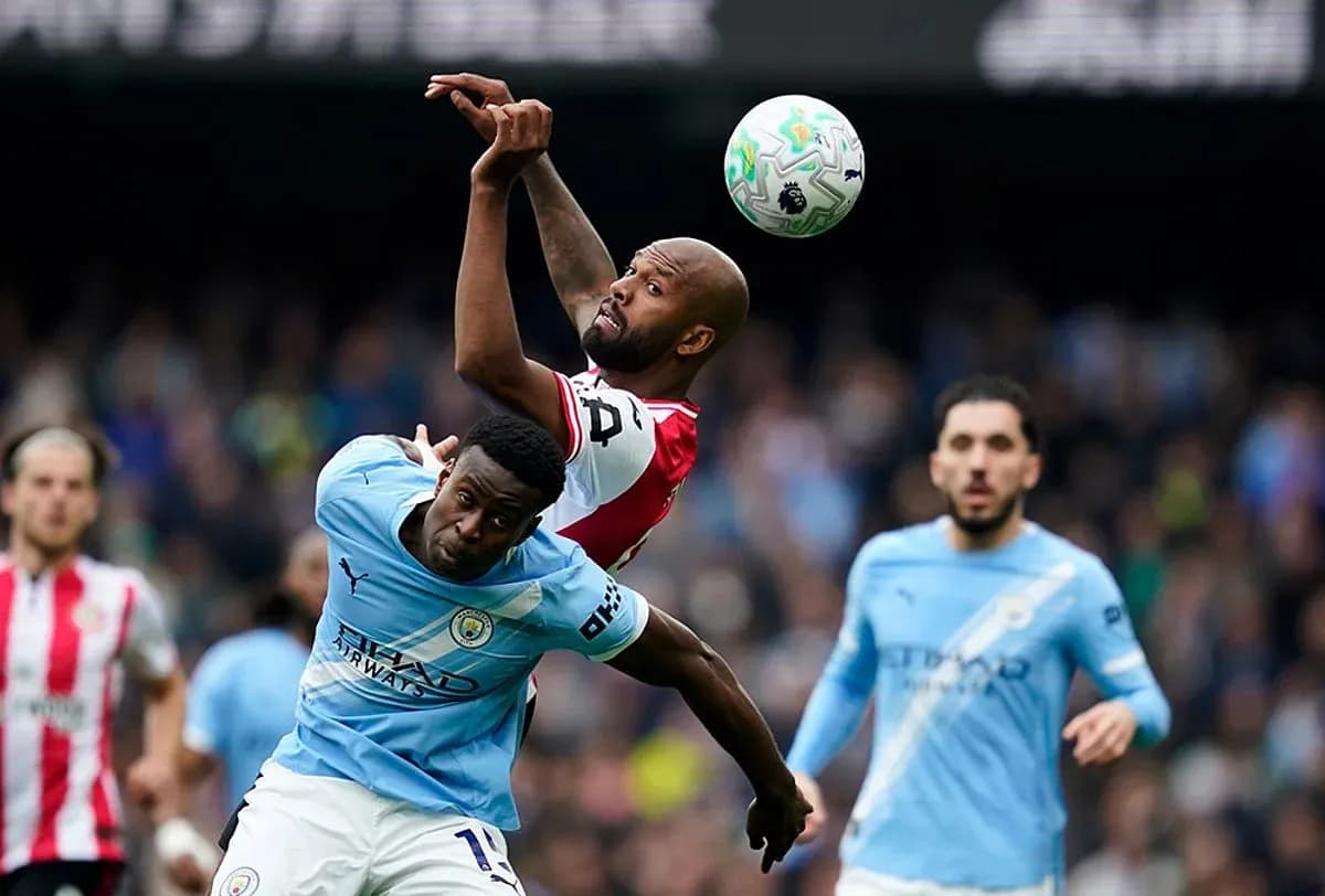 Jugador de Manchester City compitiendo por el balón