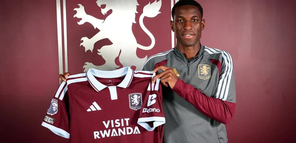Jugador sosteniendo camiseta de Aston Villa