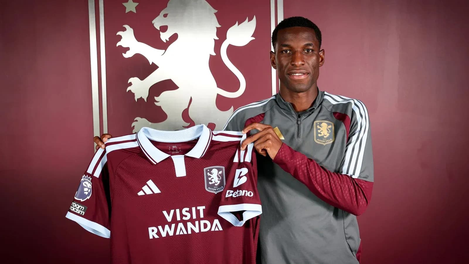 Jugador sosteniendo camiseta de Aston Villa