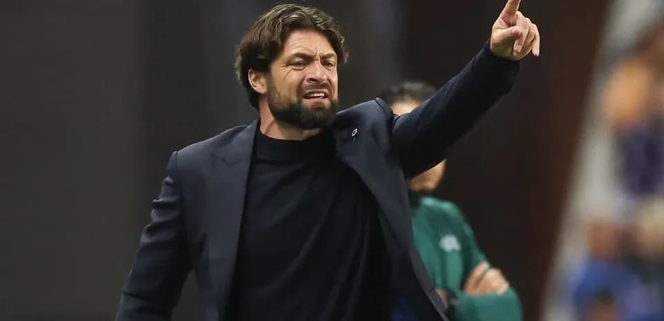 Entrenador señalando durante un partido de fútbol