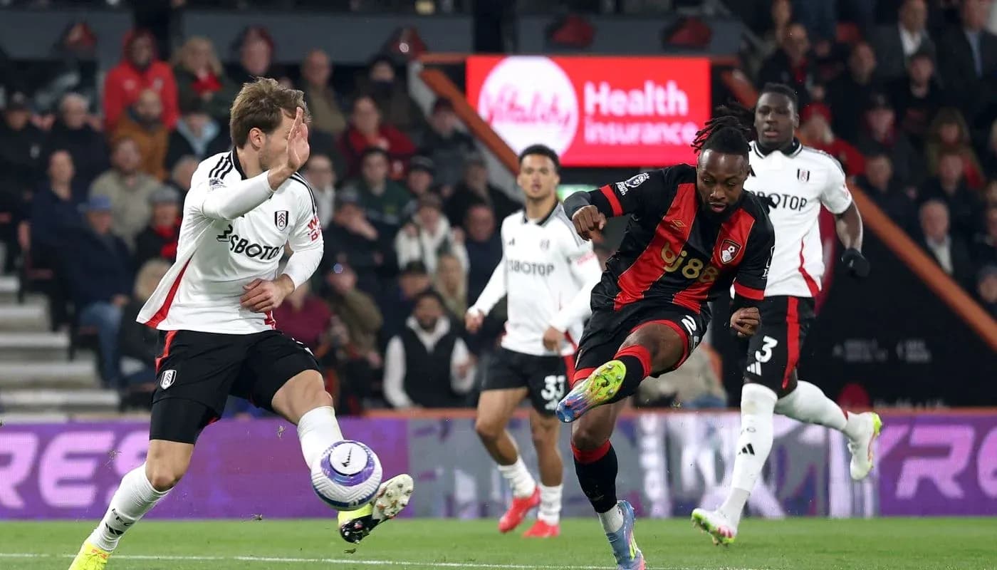 Jugador de Bournemouth dispara a puerta contra Fulham