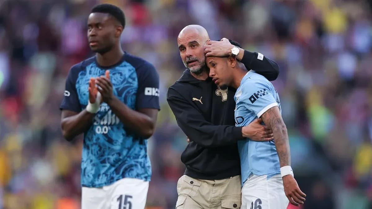 Entrenador consolando a jugador tras partido