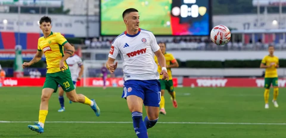 Jugador de Hajduk Split recibe el balón en el campo