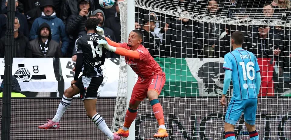Atacante de Cagliari intenta marcar gol