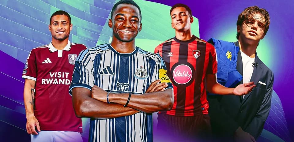 Cuatro jugadores de fútbol en camisetas de clubes