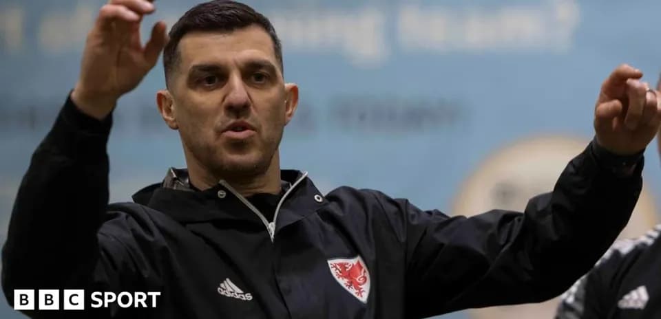 Entrenador hablando durante una sesión de entrenamiento