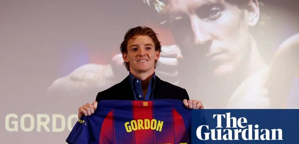 Jugador presentando camiseta de FC Barcelona en evento