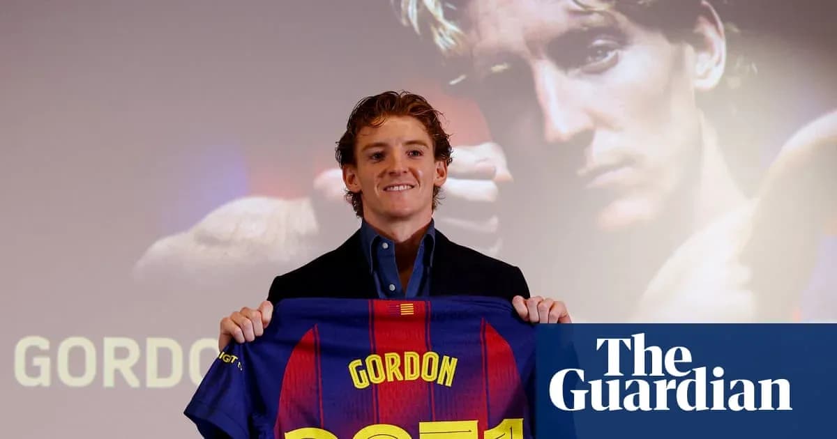 Jugador presentando camiseta de FC Barcelona en evento