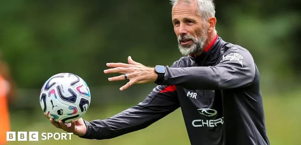 Entrenador dirigiendo la práctica con un balón