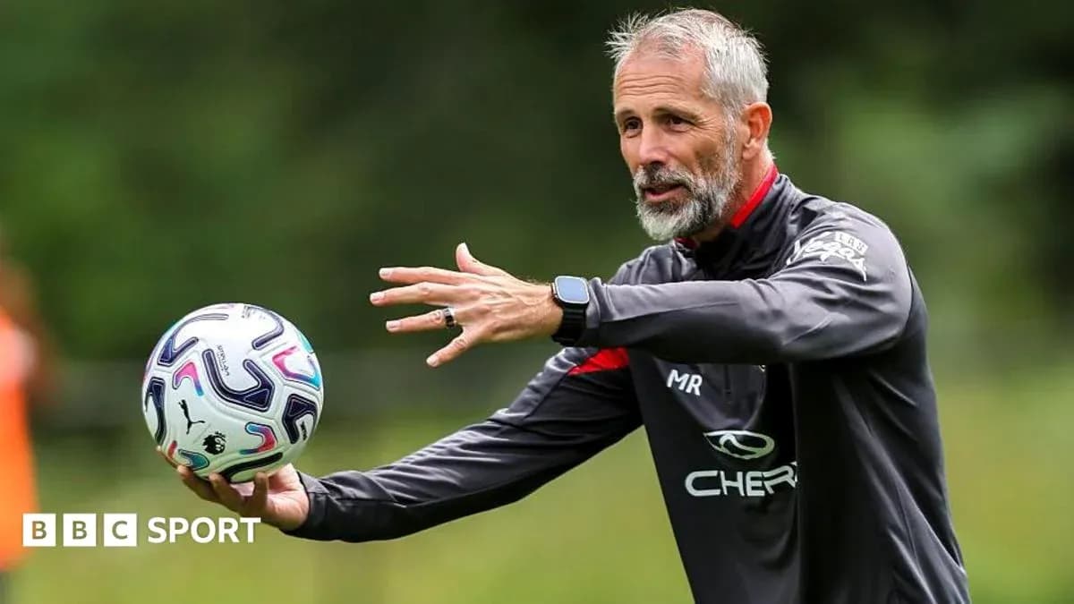 Entrenador dirigiendo la práctica con un balón