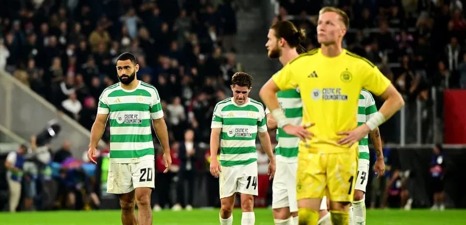 Jugadores de Celtic FC caminando cabizbajos tras partido