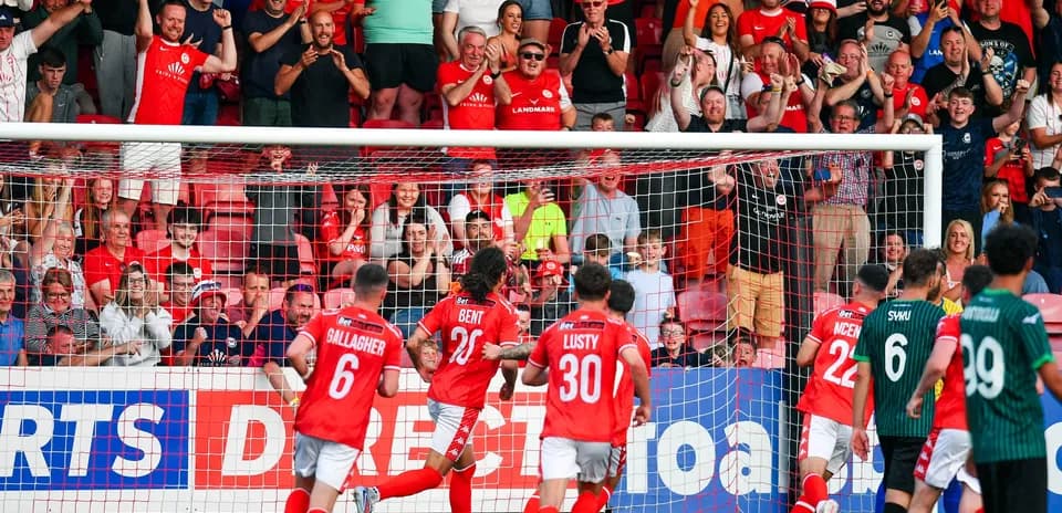 Celebración de gol de Larne en el estadio