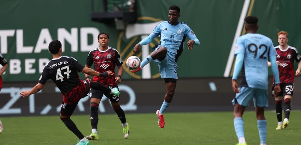 Jugador del Minnesota United II controla el balón