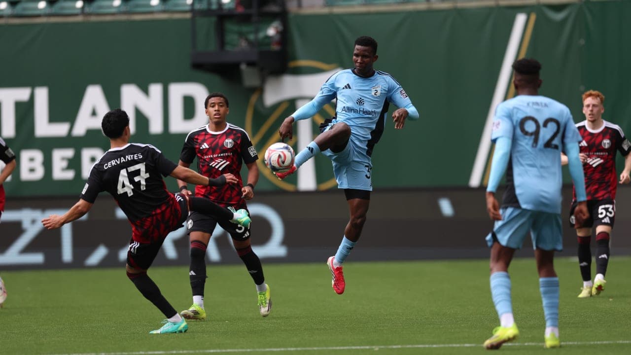 Jugador del Minnesota United II controla el balón