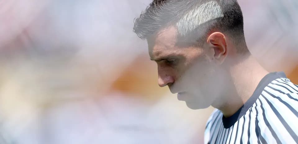 Jugador de fútbol con camiseta a rayas en el campo