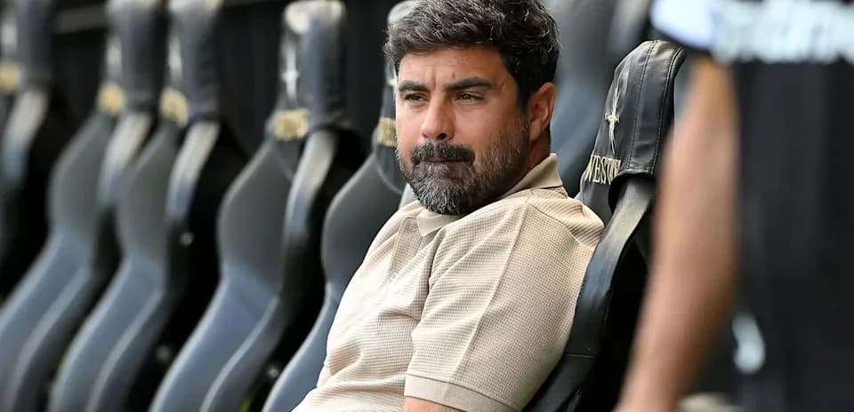 Entrenador sentado en el banquillo durante partido