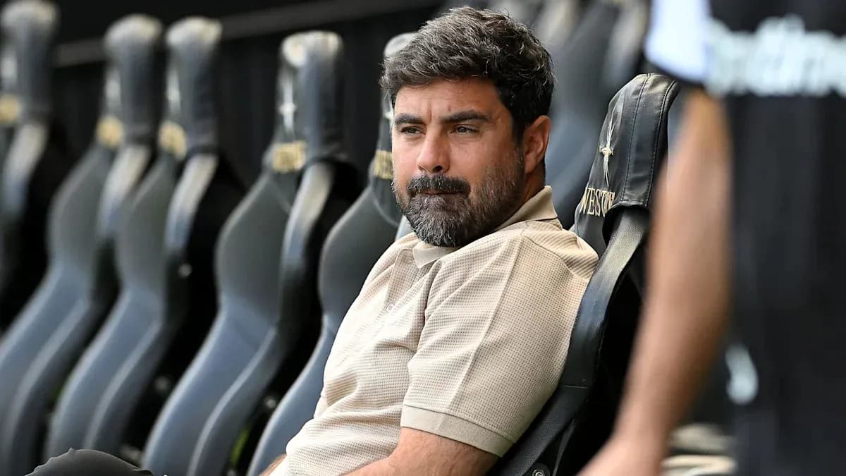 Entrenador sentado en el banquillo durante partido