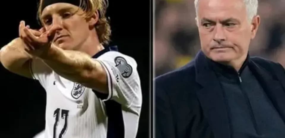Jugador en acción y entrenador observando partido