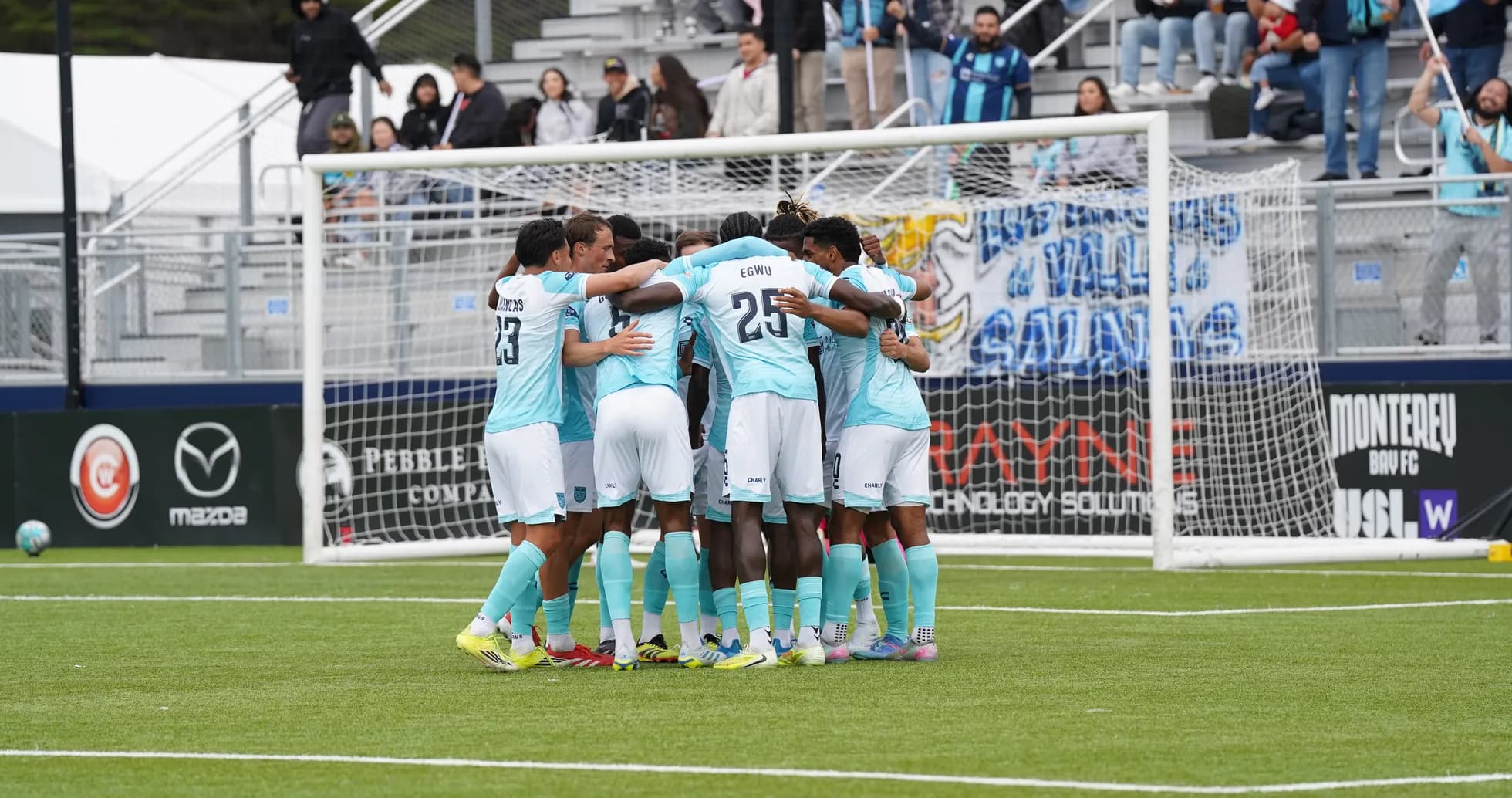 Jugadores de Monterey Bay celebrando un gol