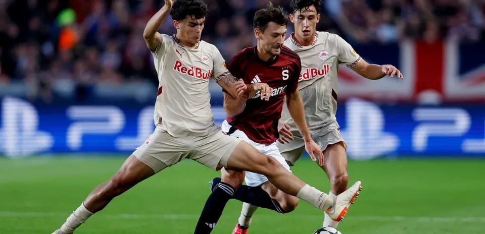 Jugadores luchando por el balón en el partido