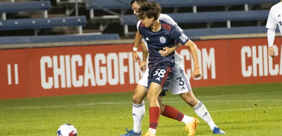 Jugador de Chicago Fire II en acción durante el partido