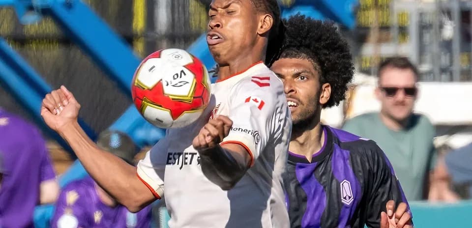 Jugador de Cavalry FC controla el balón