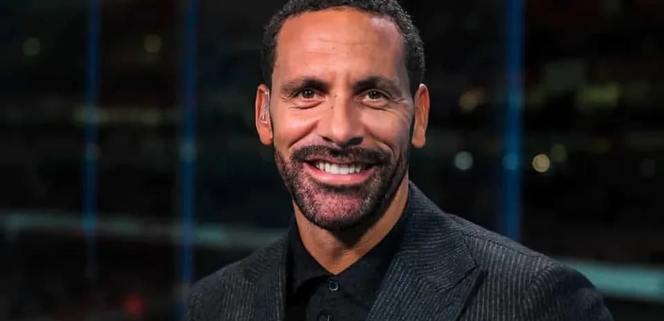 Analista deportivo sonriendo en set de televisión