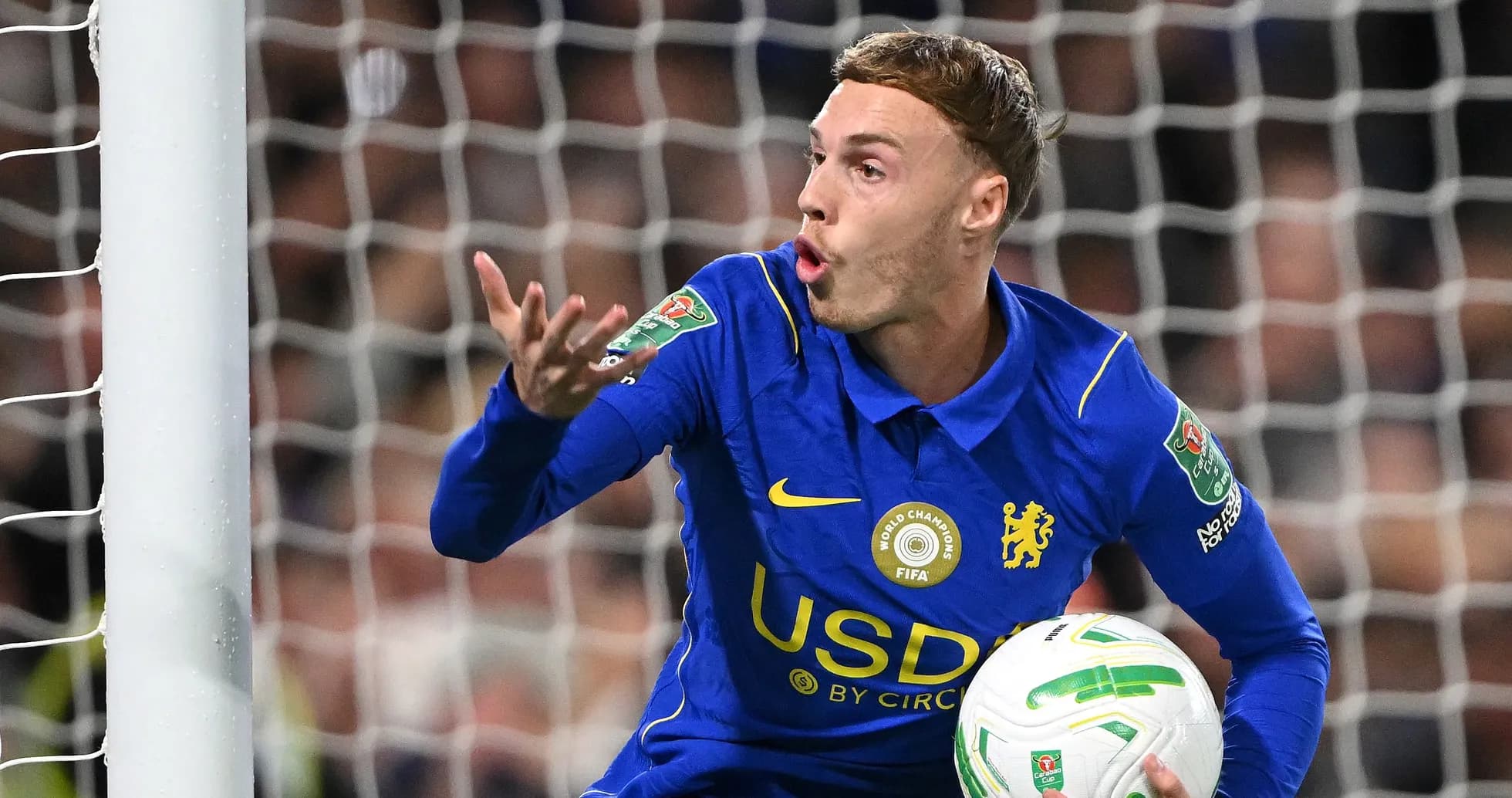 Jugador de Chelsea con balón en la portería