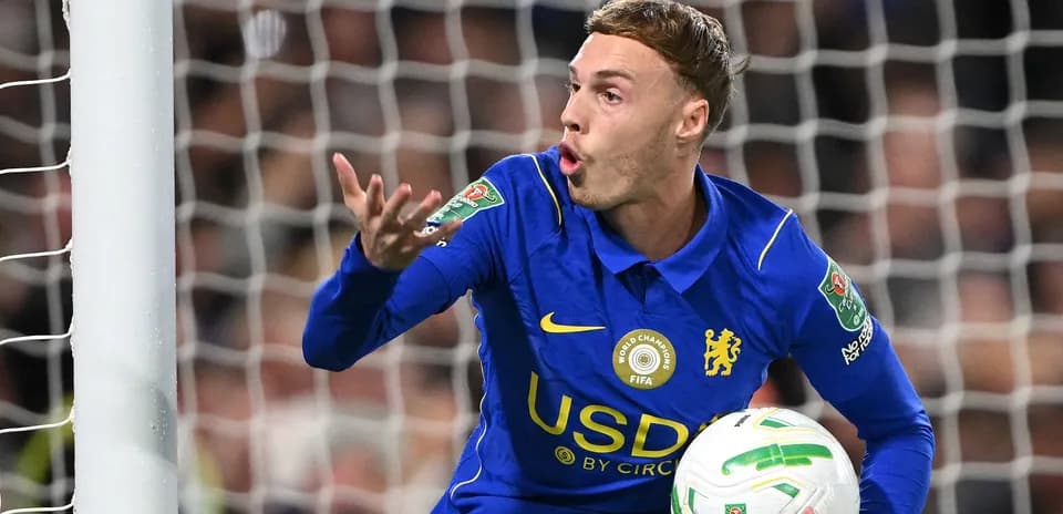 Jugador de Chelsea con balón en la portería