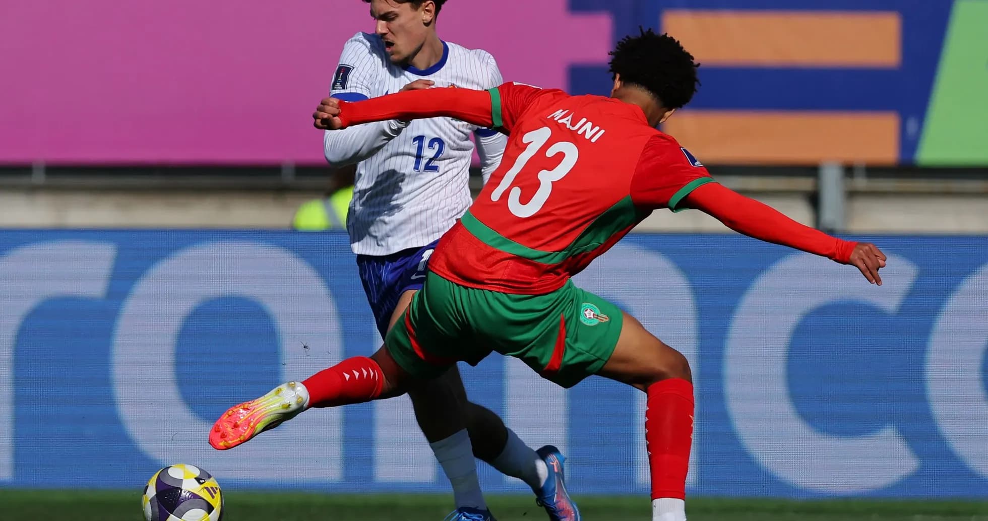 Jugador de Marruecos derribando a rival durante partido