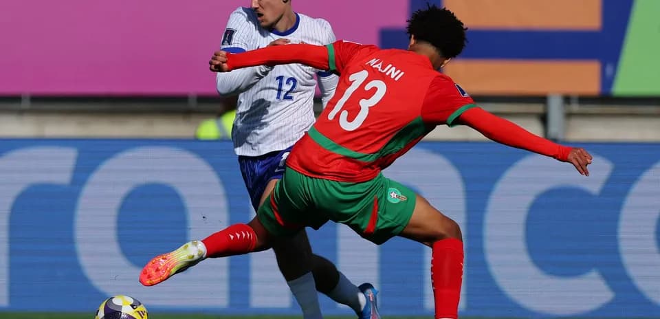 Jugador de Marruecos derribando a rival durante partido