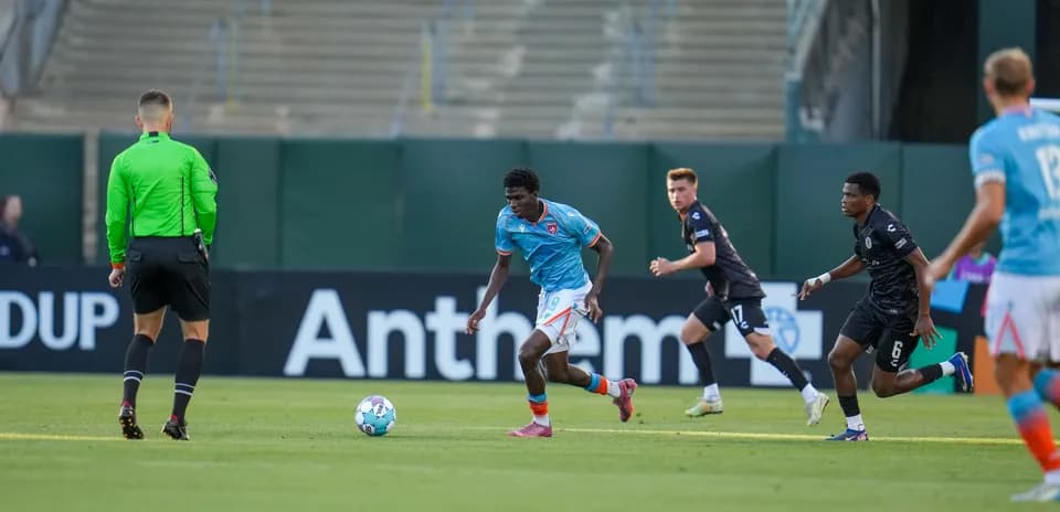 Jugador de Miami FC avanzando con el balón