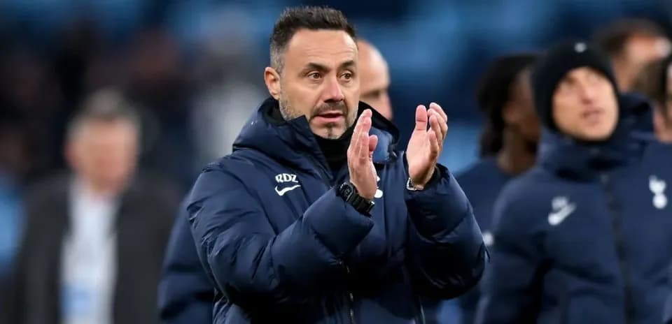 Entrenador aplaudiendo en el banquillo del equipo