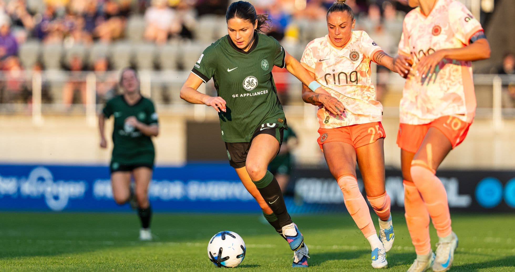 Jugadora del Utah Royals W driblando a rival