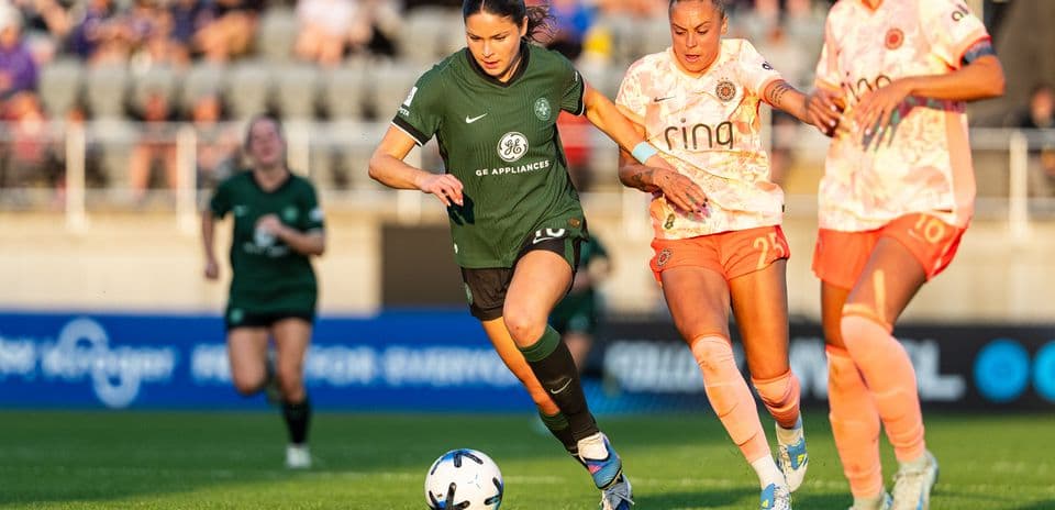 Jugadora del Utah Royals W driblando a rival