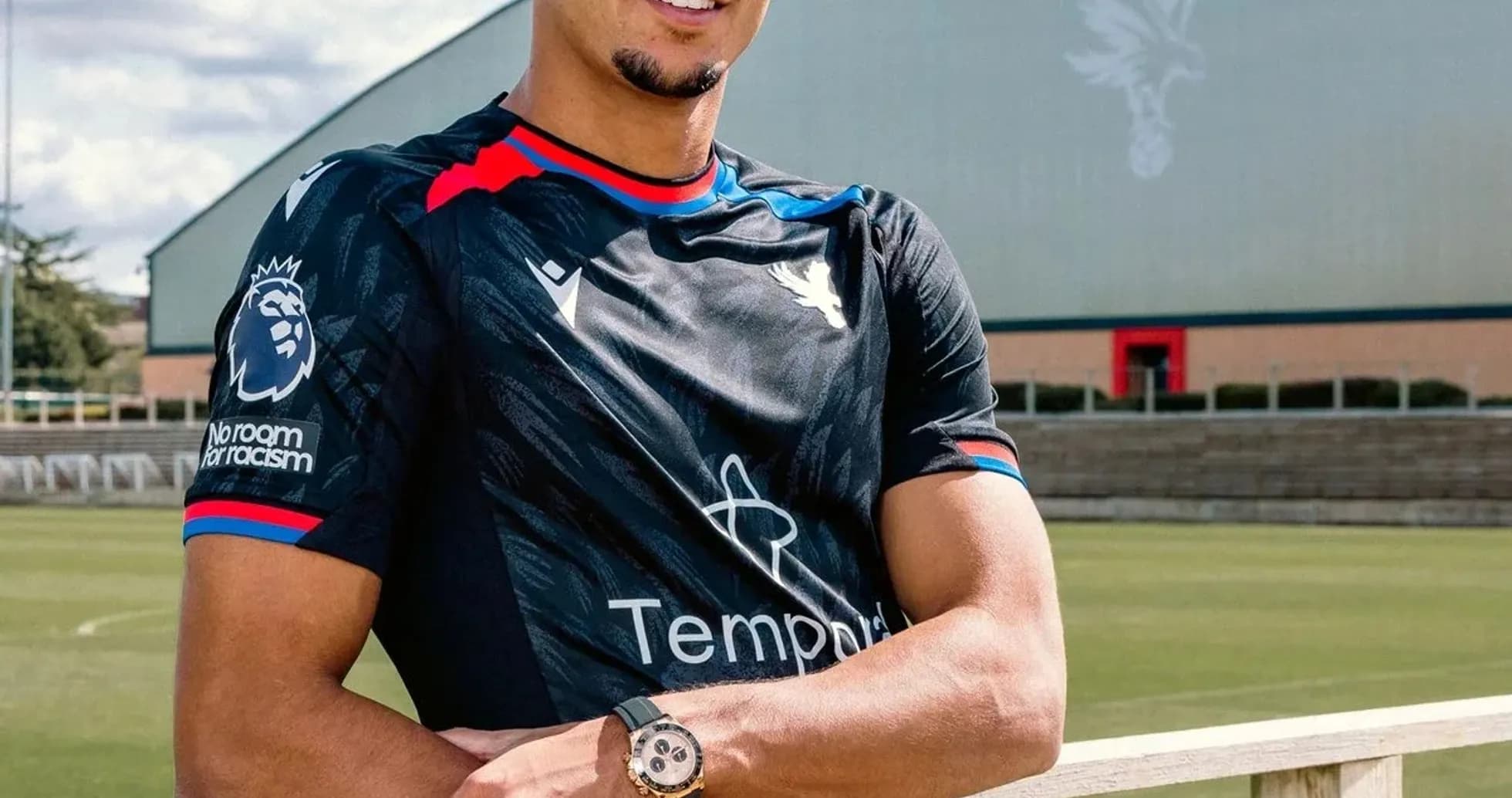 Jugador posando en el campo de entrenamiento