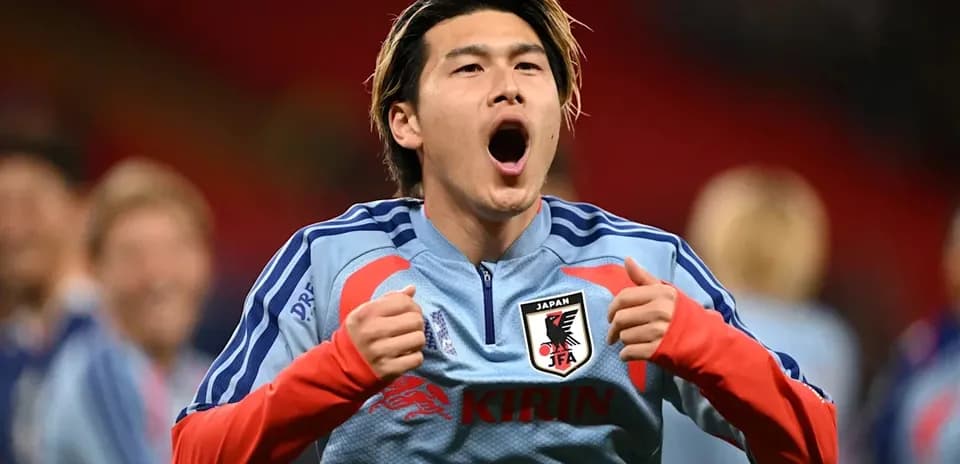 Jugador japonés celebrando en el campo de fútbol
