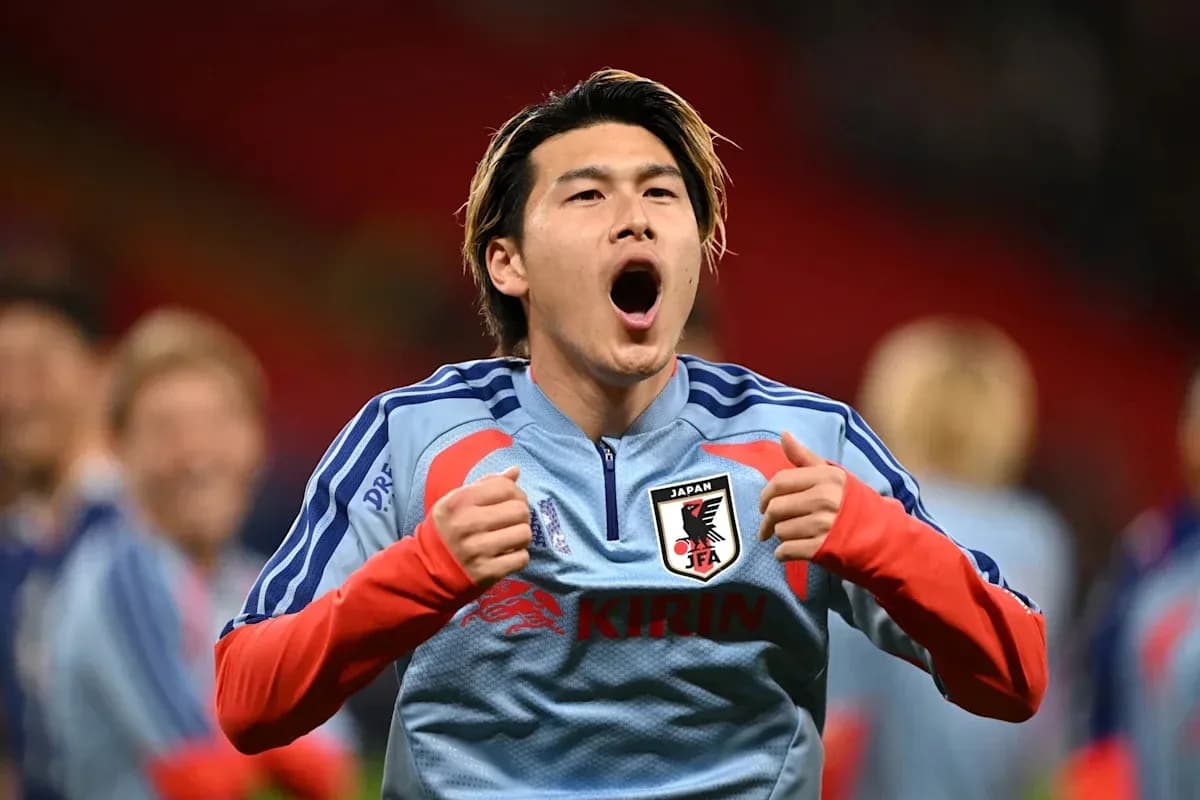 Jugador japonés celebrando en el campo de fútbol