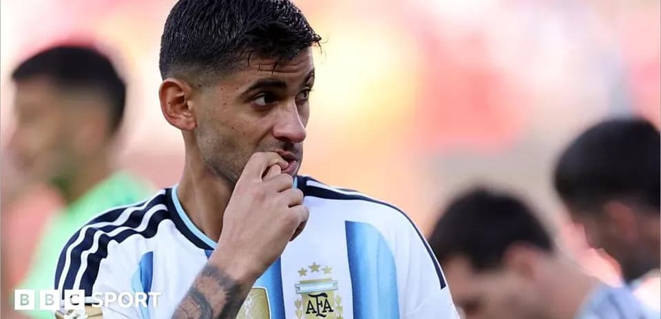 Jugador de Argentina pensativo en el campo de juego