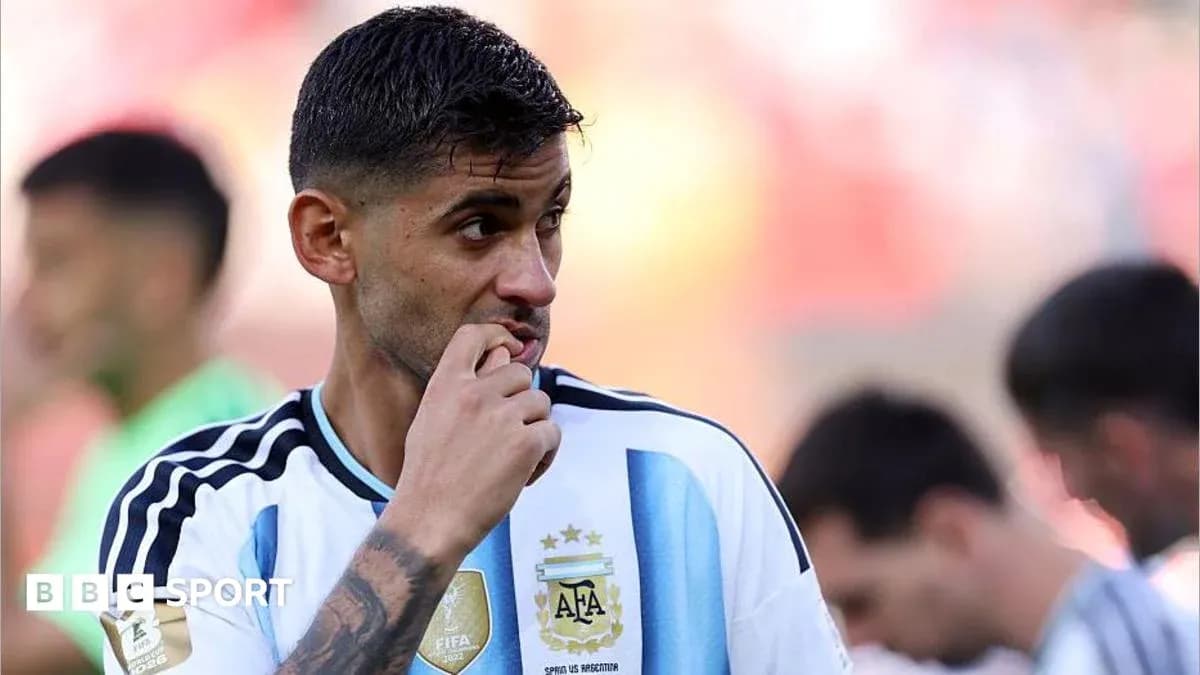 Jugador de Argentina pensativo en el campo de juego